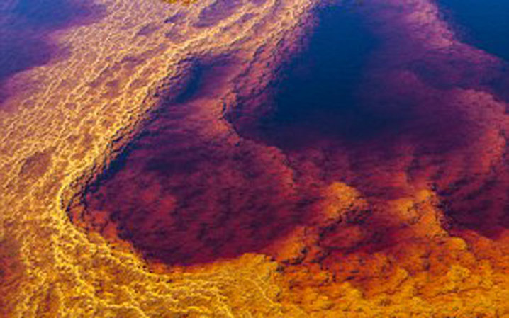 拍摄师拍摄红酒河呈现壮观的"天上火"美景
